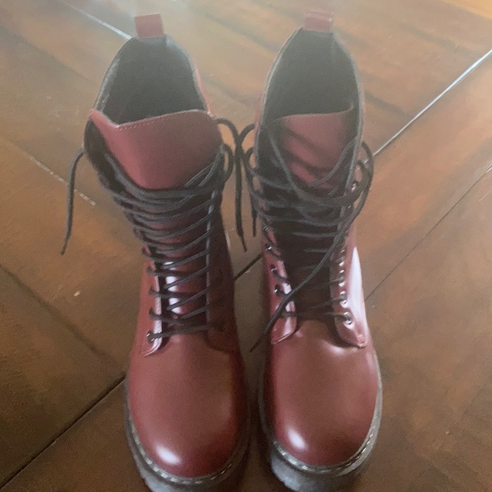 New. Never worn. Burgundy. unilady combat boots